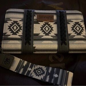 Wrangler Black & White Aztec Design Wallet/Wristlet New